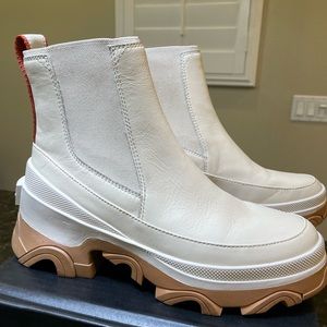 Perfect Sorel boots, waterproof, versatile and comfortable!